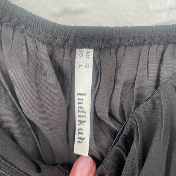 Ruffle tie back going out top - Picture 4 of 8